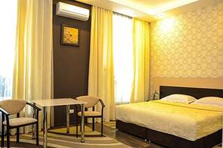Отель Bilyj Rojal Запорожье Двухместный номер с 1 кроватью или 2 отдельными кроватями - Подходит для гостей с ограниченными физическими возможностями-1