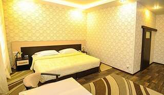 Отель Bilyj Rojal Запорожье Двухместный номер с 1 кроватью или 2 отдельными кроватями - Подходит для гостей с ограниченными физическими возможностями-2