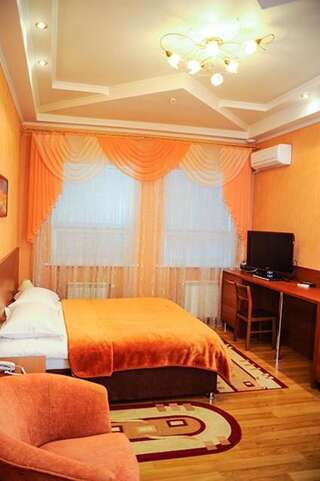 Отель Bilyj Rojal Запорожье Двухместный номер Делюкс с 1 кроватью или 2 отдельными кроватями-4