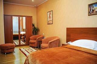 Отель Bilyj Rojal Запорожье Двухместный номер Делюкс с 1 кроватью или 2 отдельными кроватями-5