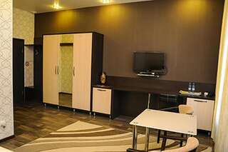 Отель Bilyj Rojal Запорожье Двухместный номер с 1 кроватью или 2 отдельными кроватями - Подходит для гостей с ограниченными физическими возможностями-4